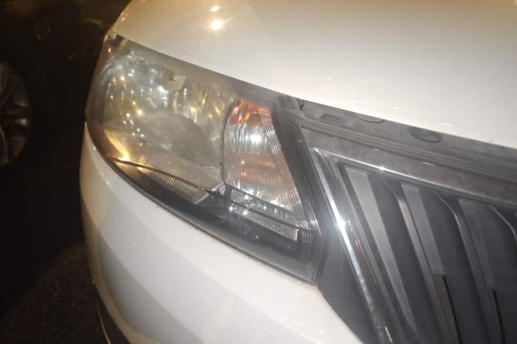 Used Skoda Rapid 2013 1.6L Automatic Enjoyment Model Right Front Headlight