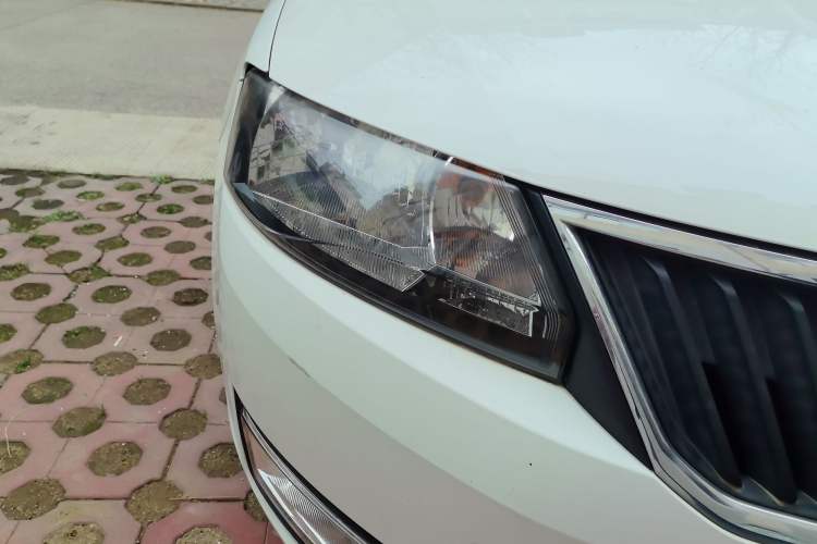 Used Skoda Rapid 2013 1.6L Manual Smart Selection Model Right Front Headlight