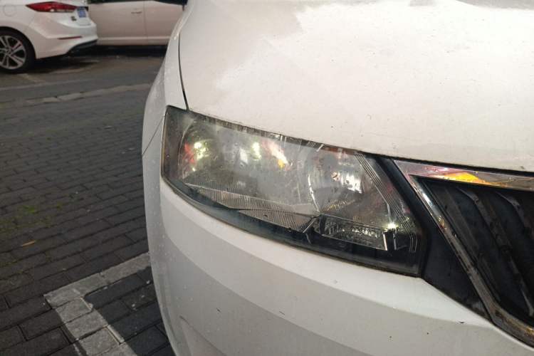Used Skoda Rapid 2013 1.4L Manual Enjoyment Model Right Front Headlight