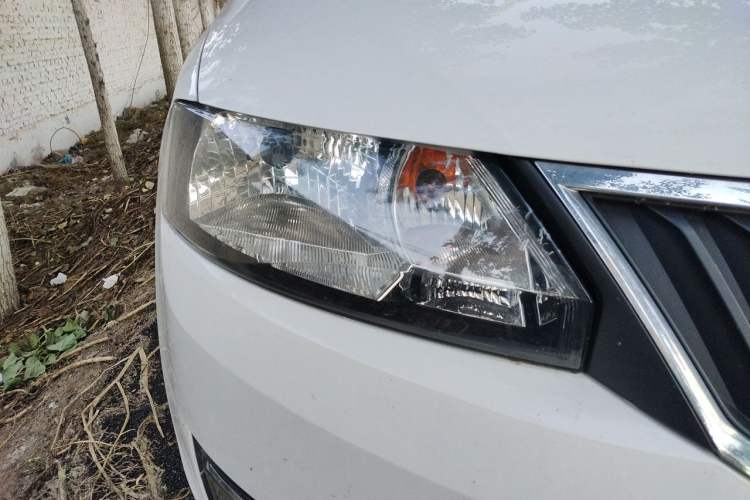 Used Skoda Rapid 2013 1.6L Manual Smart Selection Model Right Front Headlight