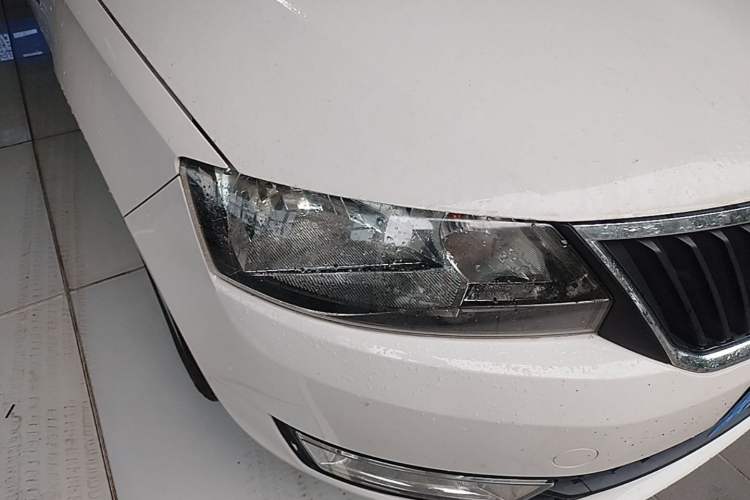 Used Skoda Rapid 2013 1.4L Manual Smart Selection Trim Right Front Headlight