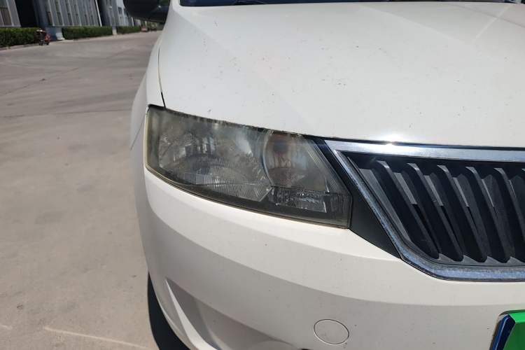 Used Skoda Rapid 2013 1.6L Manual Enjoyment Model Right Front Headlight