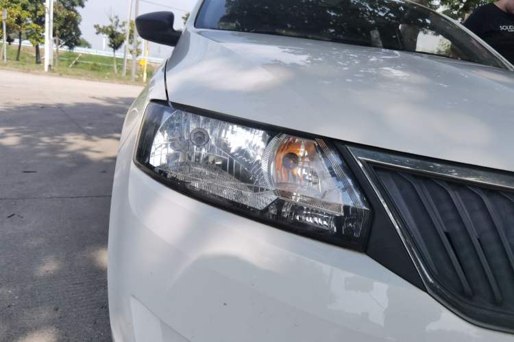 Used Skoda Rapid 2013 1.6L Manual Enjoyment Model Right Front Headlight