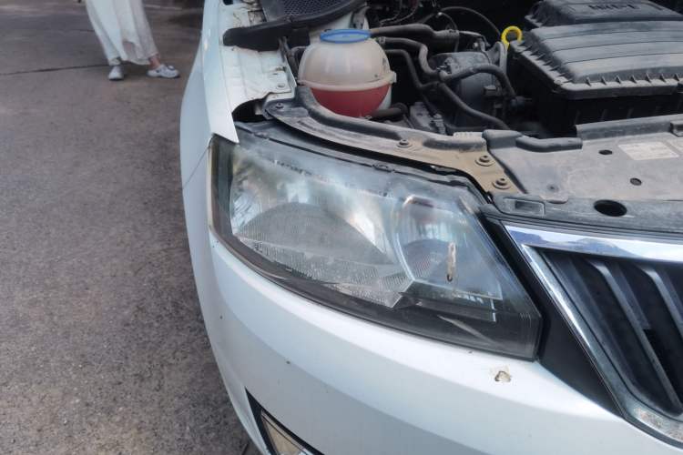 Used Skoda Rapid 2013 1.4L Manual Smart Selection Trim Right Front Headlight