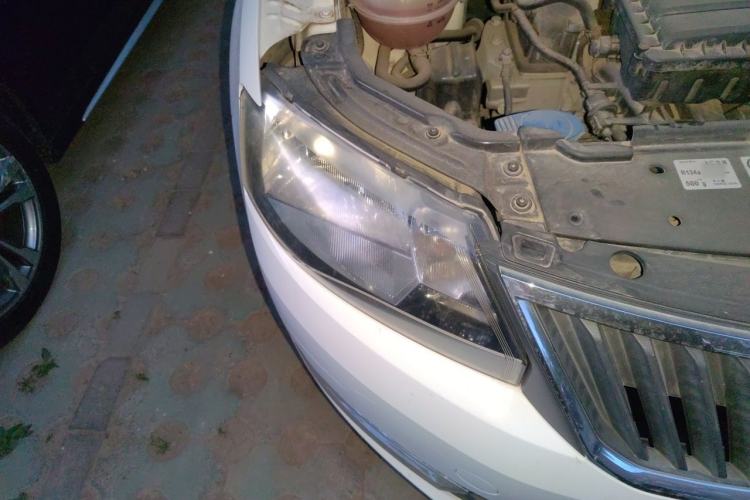 Used Skoda Rapid 2013 1.6L Automatic Smart Selection Model Right Front Headlight