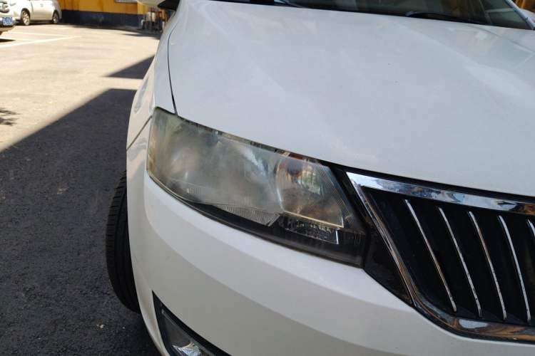 Used Skoda Rapid 2013 1.6L Manual Smart Selection Model Right Front Headlight