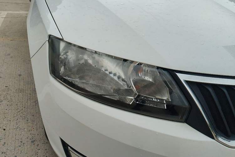 Used Skoda Rapid 2013 1.6L Manual Smart Selection Model Right Front Headlight