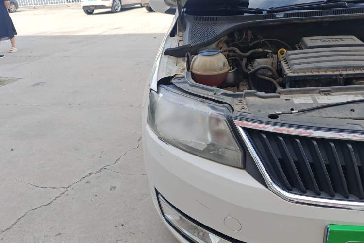 Used Skoda Rapid 2013 1.4L Manual Smart Selection Trim Right Front Headlight