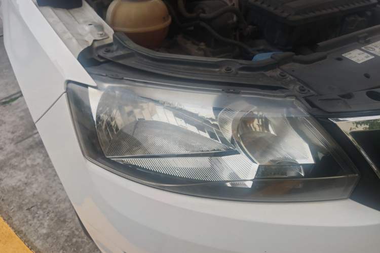 Used Skoda Rapid 2013 1.6L Automatic Smart Selection Model Right Front Headlight