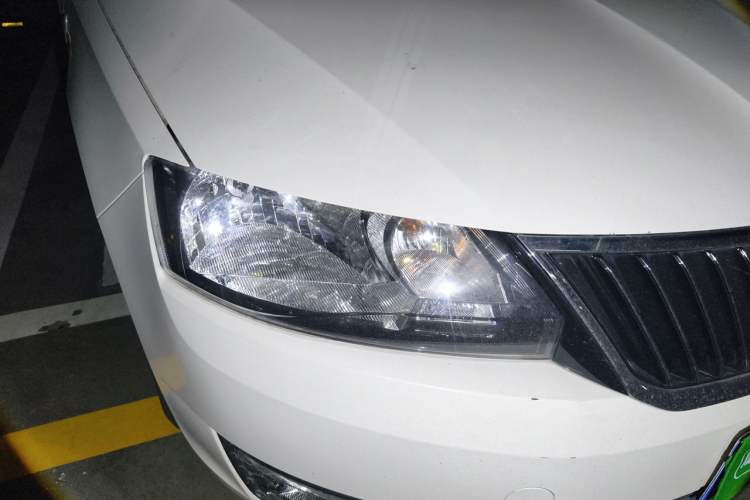 Used Skoda Rapid 2013 1.6L Automatic Preferred Model Right Front Headlight