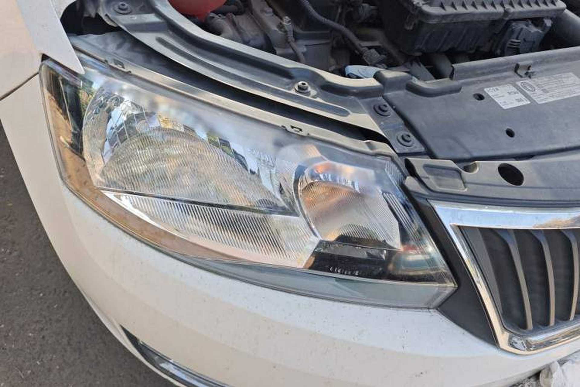 Used Skoda Rapid 2013 1.6L Automatic Smart Selection Model Right Front Headlight