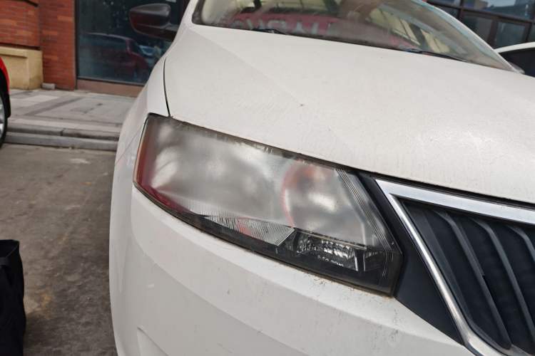 Used Skoda Rapid 2013 1.4L Manual Enjoyment Model Right Front Headlight