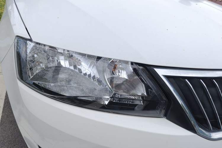 Used Skoda Rapid 2013 1.6L Manual Preferred Version Right Front Headlight