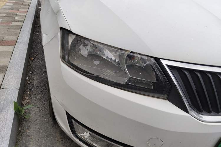 Used Skoda Rapid 2013 1.6L Manual Smart Selection Model Right Front Headlight