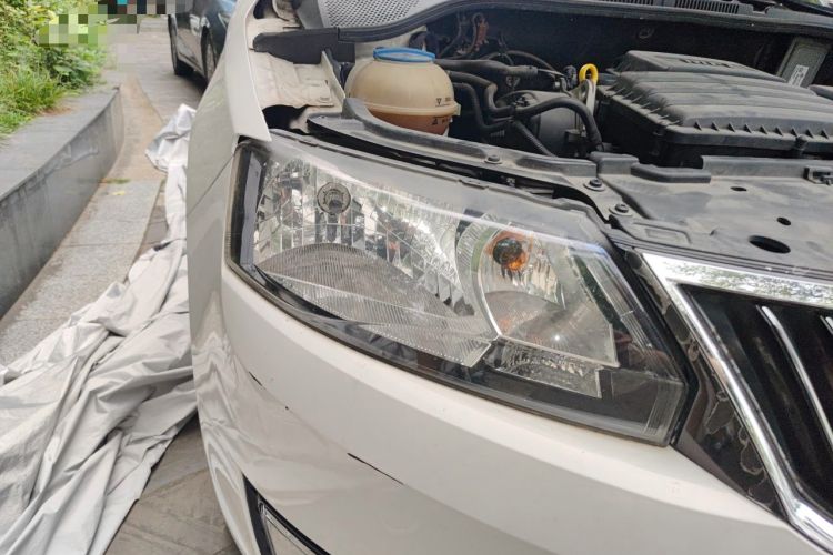 Used Skoda Rapid 2013 1.6L Automatic Smart Selection Model Right Front Headlight