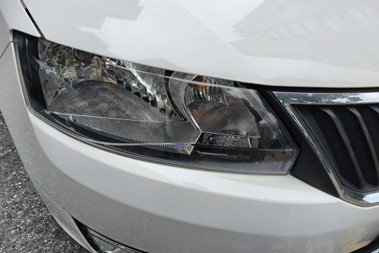Used Skoda Rapid 2013 1.6L Automatic Smart Selection Model Right Front Headlight