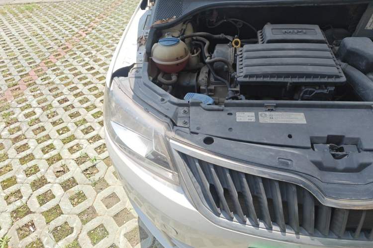 Used Skoda Rapid 2013 1.6L Manual Enjoyment Model Right Front Headlight
