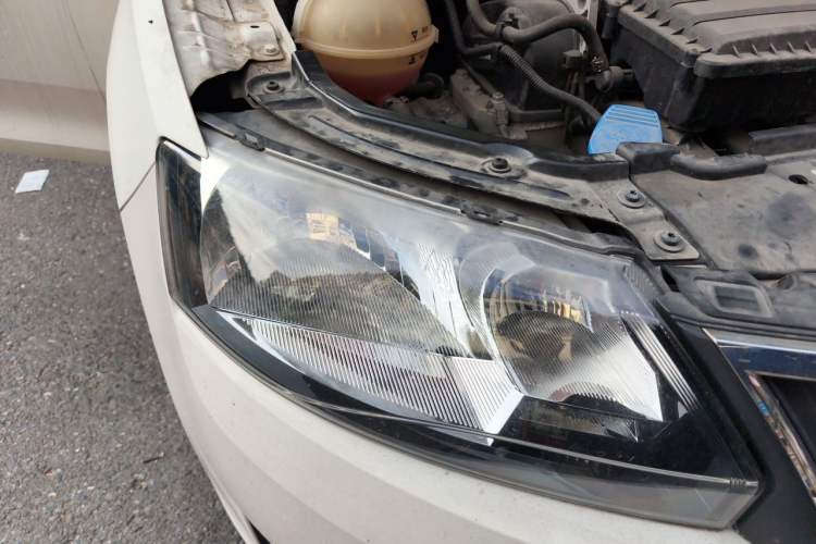 Used Skoda Rapid 2013 1.6L Automatic Smart Selection Model Right Front Headlight