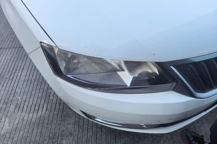 Used Skoda Rapid 2013 1.6L Automatic Smart Selection Model Right Front Headlight