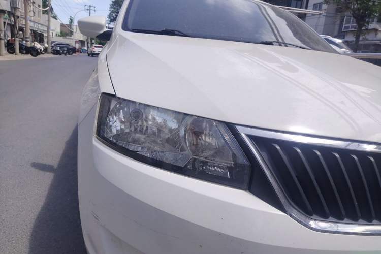 Used Skoda Rapid 2013 1.6L Manual Enjoyment Model Right Front Headlight
