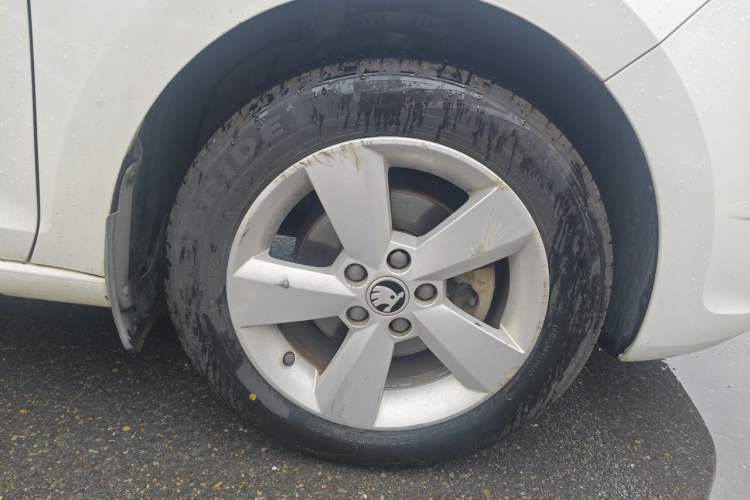 Used Skoda Rapid 2013 1.6L Automatic Smart Selection Model Right Front Wheel Hub