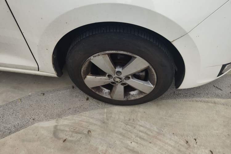 Used Skoda Rapid 2013 1.6L Manual Smart Selection Model Right Front Wheel Hub