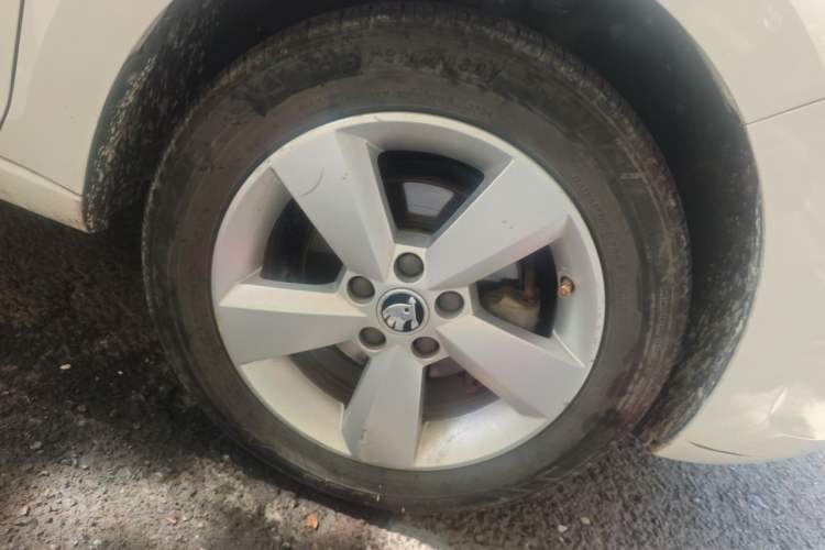 Used Skoda Rapid 2013 1.6L Automatic Smart Selection Model Right Front Wheel Hub