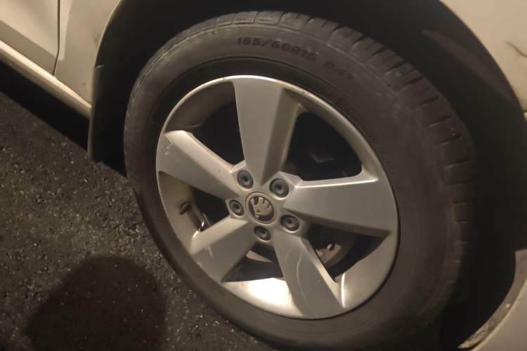 Used Skoda Rapid 2013 1.6L Automatic Enjoyment Model Right Front Wheel Hub