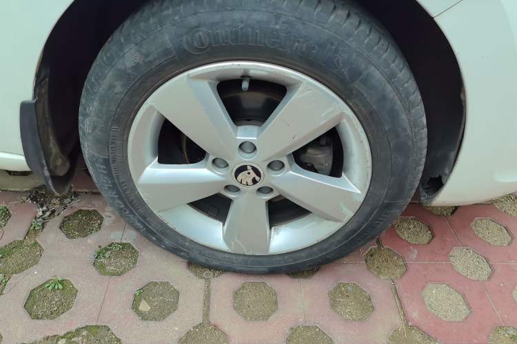 Used Skoda Rapid 2013 1.6L Manual Smart Selection Model Right Front Wheel Hub