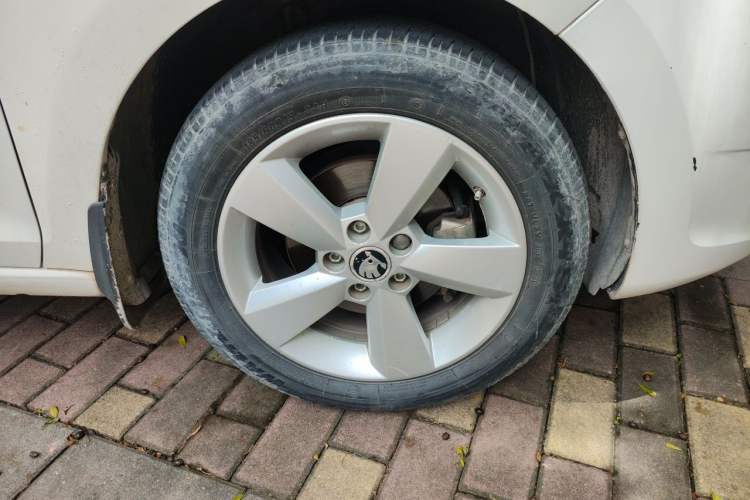 Used Skoda Rapid 2013 1.6L Automatic Smart Selection Model Right Front Wheel Hub