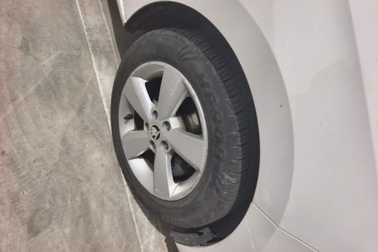 Used Skoda Rapid 2013 1.6L Automatic Smart Selection Model Right Front Wheel Hub
