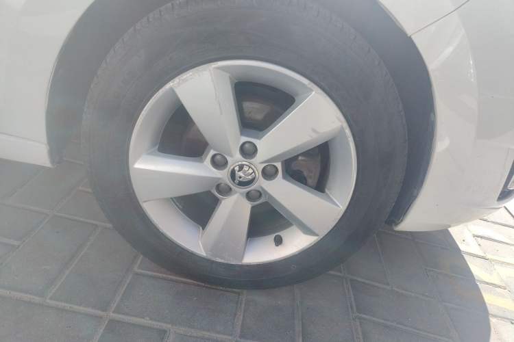 Used Skoda Rapid 2013 1.6L Automatic Smart Selection Model Right Front Wheel Hub