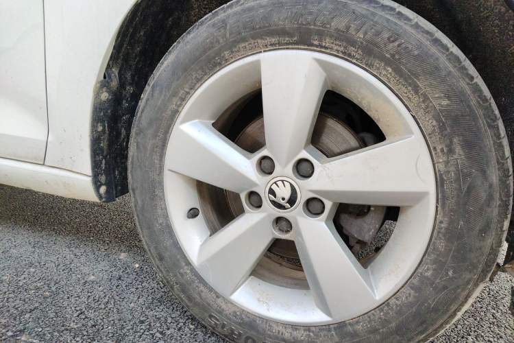 Used Skoda Rapid 2013 1.6L Manual Smart Selection Model Right Front Wheel Hub