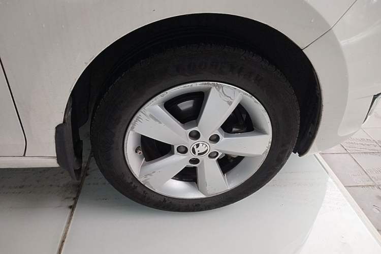 Used Skoda Rapid 2013 1.4L Manual Smart Selection Trim Right Front Wheel Hub