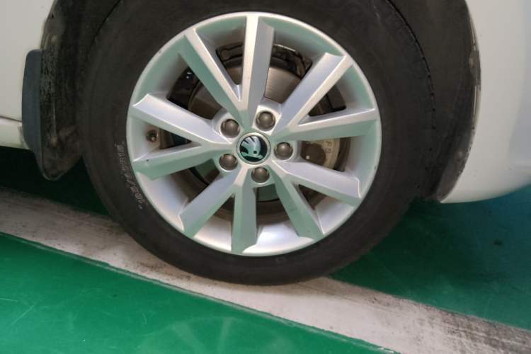 Used Skoda Rapid 2013 1.6L Automatic Preferred Model Right Front Wheel Hub