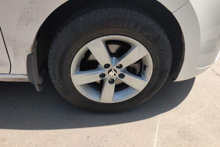 Used Skoda Rapid 2013 1.6L Manual Enjoyment Model Right Front Wheel Hub