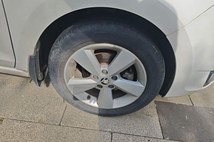 Used Skoda Rapid 2013 1.6L Manual Smart Selection Model Right Front Wheel Hub