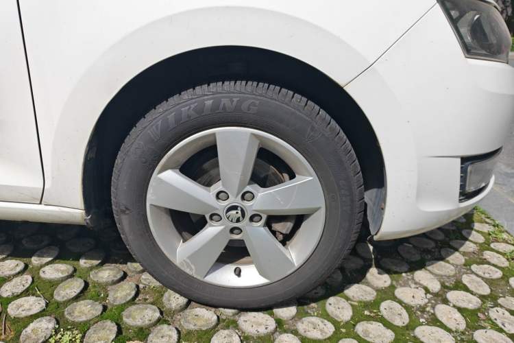 Used Skoda Rapid 2013 1.6L Manual Smart Selection Model Right Front Wheel Hub