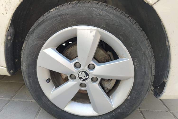 Used Skoda Rapid 2013 1.6L Manual Smart Selection Model Right Front Wheel Hub
