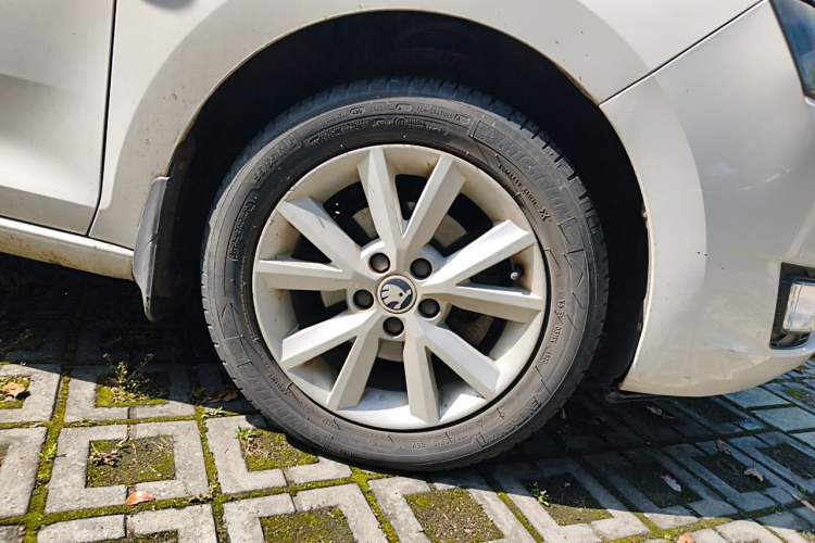Used Skoda Rapid 2013 1.6L Manual Smart Selection Model Right Front Wheel Hub