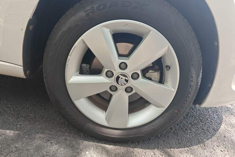 Used Skoda Rapid 2013 1.6L Automatic Smart Selection Model Right Front Wheel Hub