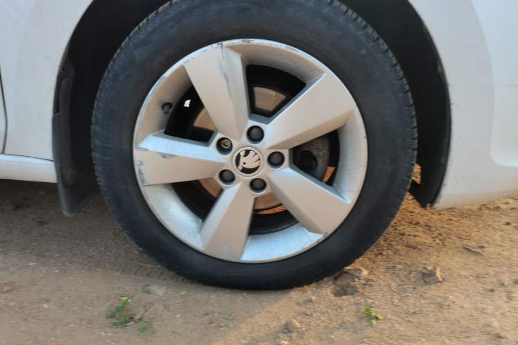 Used Skoda Rapid 2013 1.6L Manual Smart Selection Model Right Front Wheel Hub
