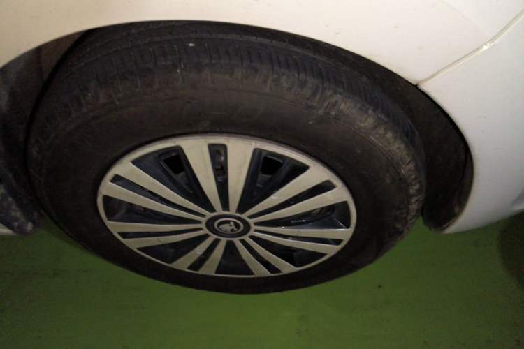 Used Skoda Rapid 2013 1.4L Manual Enjoyment Model Right Front Wheel Hub