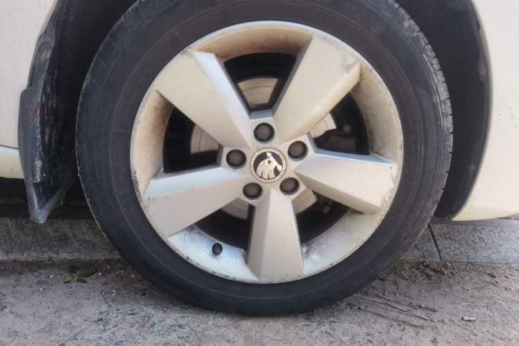 Used Skoda Rapid 2013 1.4L Manual Smart Selection Trim Right Front Wheel Hub