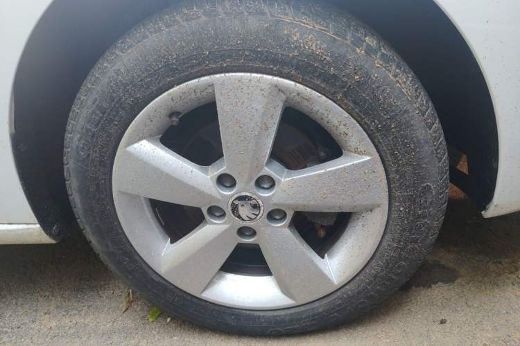 Used Skoda Rapid 2013 1.6L Manual Smart Selection Model Right Front Wheel Hub