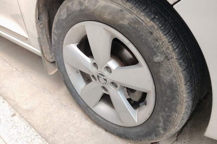Used Skoda Rapid 2013 1.6L Manual Smart Selection Model Right Front Wheel Hub