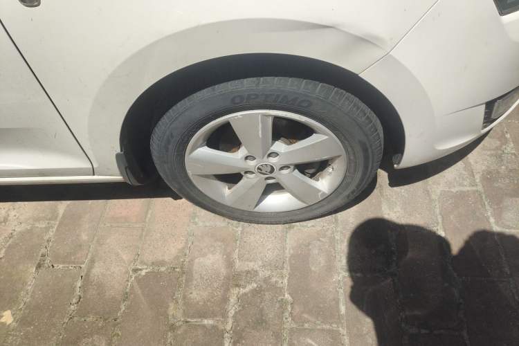 Used Skoda Rapid 2013 1.6L Manual Smart Selection Model Right Front Wheel Hub