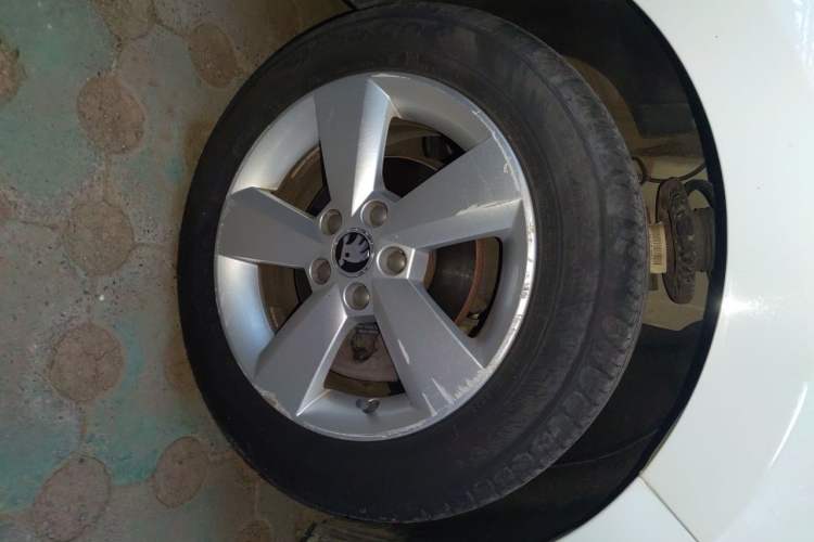 Used Skoda Rapid 2013 1.6L Automatic Smart Selection Model Right Front Wheel Hub