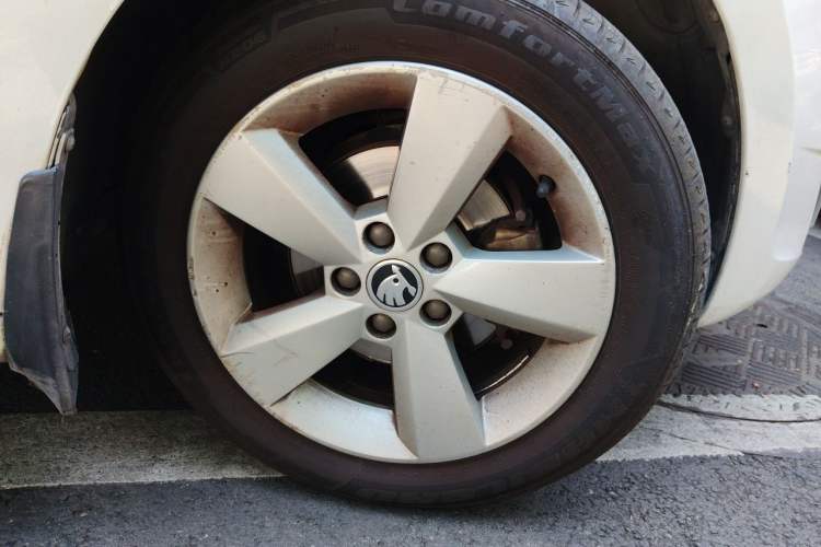 Used Skoda Rapid 2013 1.6L Manual Smart Selection Model Right Front Wheel Hub