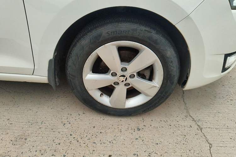 Used Skoda Rapid 2013 1.6L Manual Smart Selection Model Right Front Wheel Hub
